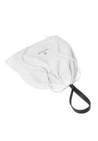 Biały woreczek ściągany ze sznureczkiem, wykonany z miękkiej tkaniny, z czarnym skórzanym uchwytem i logo nadrukowanym z przodu. Teksturowana powierzchnia, minimalistyczny design.