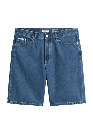 Blue denim shorts with front pockets, belt loops, and a button closure, styled as relaxed fit, labeled "Model Kalle W32."