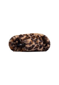 Zapatilla de leopardo con una textura suave y esponjosa, forma redondeada y un interior forrado de piel gruesa. Presenta una etiqueta interior negra.