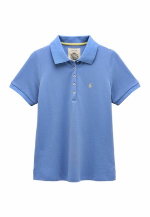 Tricou polo bleu deschis cu mâneci scurte, guler, patru nasturi, mic logo brodat galben pe pieptul stâng și etichetă în interiorul gulerului.