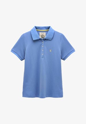 Polo bleu clair à manches courtes avec col, quatre boutons, petit logo jaune brodé sur le côté gauche de la poitrine, et une étiquette à l’intérieur du col.