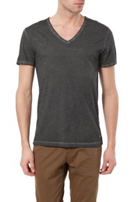 Tmavě šedé bavlněné tričko s véčkovým výstřihem, krátkými rukávy a jemnými švy. V kombinaci s sv ětlehnědými kalhotami pro kontrast.