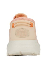 Sneaker w kolorze brzoskwiniowym z teksturowaną cholewką, elastyczną pętlą na pięcie oraz kremową gumową podeszwą z drobnymi detalami w kolorach i logiem.