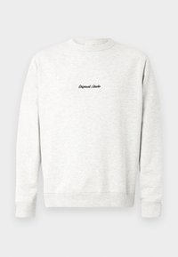Lichtgrijze crewneck sweatshirt gemaakt van zachte stof, met een klein zwart 'Originals Studio' logo op de voorkant en geribde manchetten.