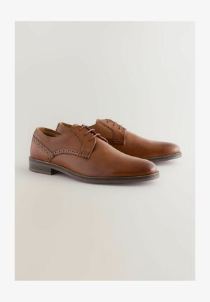 Pantofi eleganți din piele maro, cu o finisare netedă, accente texturate pe laturi și șireturi asortate. Prezintă un vârf rotund și un toc mic.