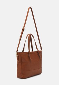 Brun læder tote bag med justerbar skulderrem og dobbelte top-håndtag. Har en glat tekstur og minimalistisk design. Guld hardware-accenter.