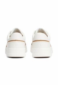 Sneakers bianchi con tomaia in pelle liscia e dettagli in beige, suola in gomma testurizzata e logo sul tallone. Design elegante e moderno.