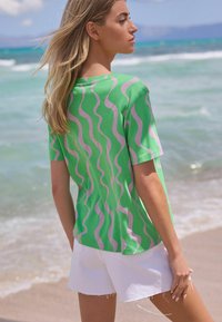 Next SHORT SLEEVE CREW NECK   REGULAR FIT - Trükipildiga T-särk - green pink print