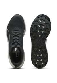 Schwarze Sportschuhe mit strukturiertem Mesh-Obermaterial, reflektierenden Akzenten, gepolstertem Kragen und kontrastierender Sohle mit einem robusten Profil.