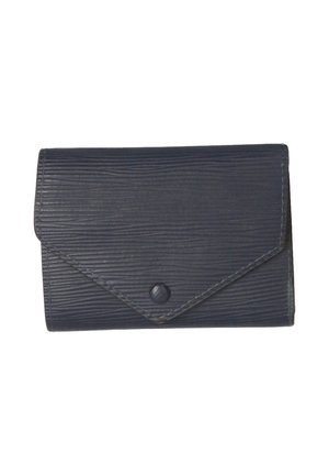 Portefeuille texturé bleu marine avec rabat, présentant des rainures verticales et un bouton-pression. Construit en matériau durable.