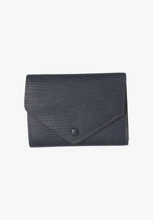 Portefeuille texturé bleu marine avec rabat, présentant des rainures verticales et un bouton-pression. Construit en matériau durable.