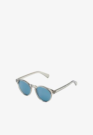 Lunettes de soleil rondes avec une monture légère et transparente et des verres bleus. Le design présente des branches fines et une finition brillante.