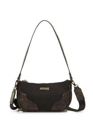 Sac à épaule noir fabriqué en suède et en tissu, de forme courbée, avec un logo doré et une bandoulière réglable. Il dispose d'une fermeture éclair et d'accents texturés.