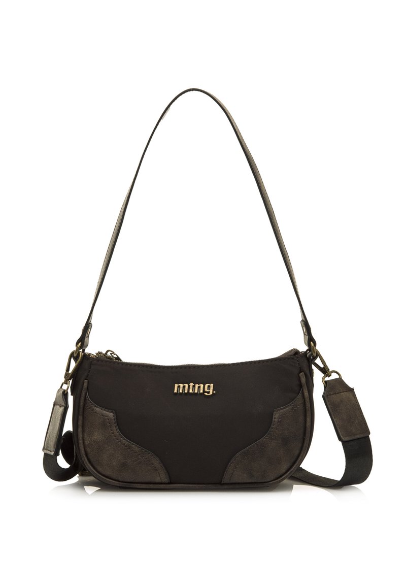 Borsa a spalla nera in materiali suede e tessuto, forma curva, logo dorato e tracolla regolabile. Presenta una chiusura con zip e accenti testurizzati.