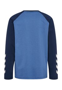 Chemise à manches longues avec un corps bleu clair, des manches bleu foncé et des accents en chevrons blancs sur les manches. Confectionnée dans un tissu doux et texturé.