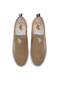 Hnědé slip-on plátěné boty s bílými podrážkami, s vyšitým logem a tri-barvnou značkou na patě. Hladký povrch po celém obvodu.