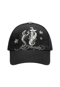 Sort baseball-cap med mesh-sider, prydet med et fremtrædende grafik af en skorpion, et sværd og stjerner i hvid, med "Ed Hardy" tekst.