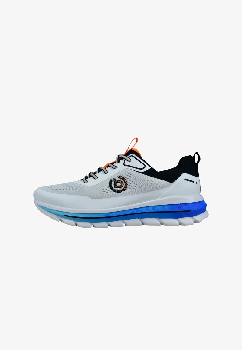 Witte sportschoen met zwarte accenten, voorzien van een mesh bovenwerk, blauwe en turquoise zool, oranje veterlus en logodetail aan de zijkant.