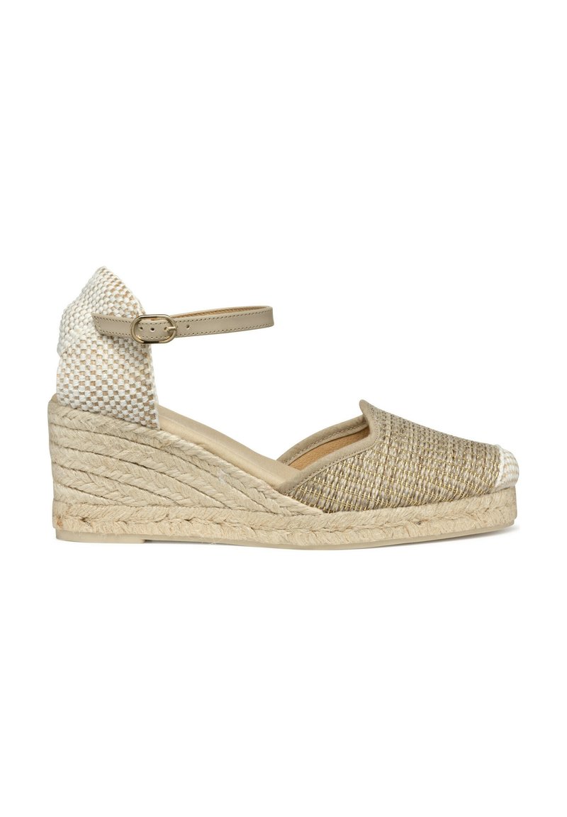 Wedge de espadrille beige claro con parte superior de tela trenzada, tira en el tobillo y suela cubierta de yute. Presenta una punta redondeada y acentos texturizados.