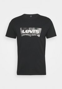 Svart kortärmad Levi's T-shirt med ett mönster av vit och svart bandana som är centrerat på bröstet.