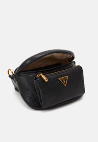 Černá kožená ledvinka GUESS s embossovaným vzorem, zlatým zipem a logem, otevřený hlavní prostor ukazuje béžovou podšívku se značkovým designem.