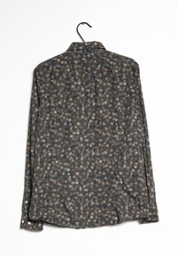 Halenka s dlouhým rukávem na tmavě šedém pozadí s květinovým vzorem v oranžové, bílé a světle modré barvě. Měkká tkanina s límcem a manžetami na knoflíky.