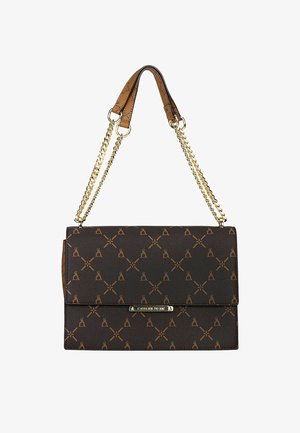 Borsa rettangolare marrone scuro con logo decorato marrone chiaro, tracolle a catena dorata e una piccola targhetta metallica del marchio sulla patta frontale.