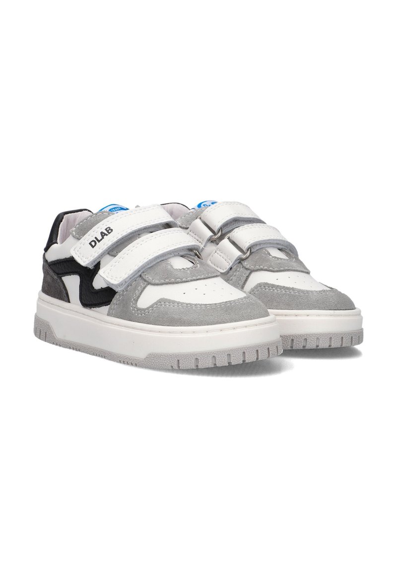 Grijze en witte sneakers met dubbele klittenbandsluitingen, suède en leren panelen, ronde neus, gestructureerde zool, mernaam "DLAB" op de band.