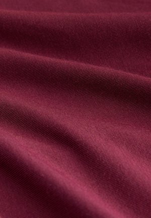 Burgundijas audums ar smalku, ribotu tekstūru, maigi nolikts, lai parādītu krokas un dziļumu, izceļot tā gludo virsmu un bagātīgo krāsu.