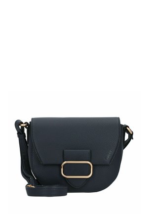 Borsa a tracolla nera con texture, dotata di una fibbia rettangolare dorata sulla patta anteriore e tracolla regolabile.