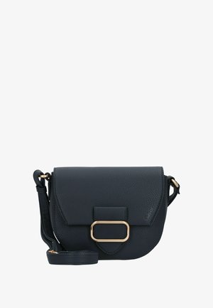 Bolso bandolera negro texturizado con hebilla rectangular dorada en la solapa frontal y correa ajustable.