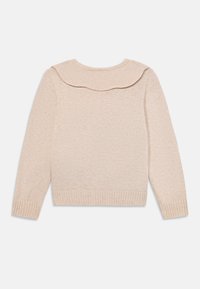 Lys beige strikket genser med rund hals, ribbestrikkede mansjetter og en scalloped krage. Har et enkelt, teksturert design.