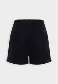 Černé bavlněné šortky s přehnutým lemem, dvěma zadními kapsami a hladkou strukturou. Disponují pasem s poutky na pásek a malým logem.