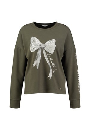 Maglietta a maniche lunghe verde oliva con grafica del fiocco di paillettes argento e testo "do it with love" sul davanti e sulla manica destra.