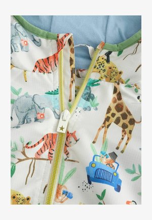 Farverig børnejakke med dyr som elefanter og tigre. Lukning med en grøn-kantet lynlås og en stjerne trækklips. Letvægtsstof.