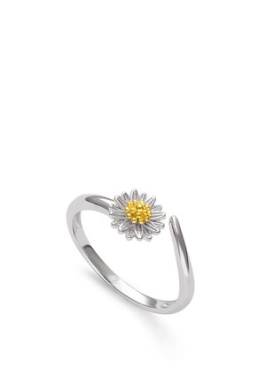 Anillo abierto de plata con una margarita detallada con pétalos de plata y centro dorado texturizado, mostrado sobre un fondo blanco.