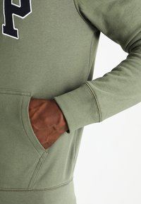 GAP Tröja med dragkedja - khaki