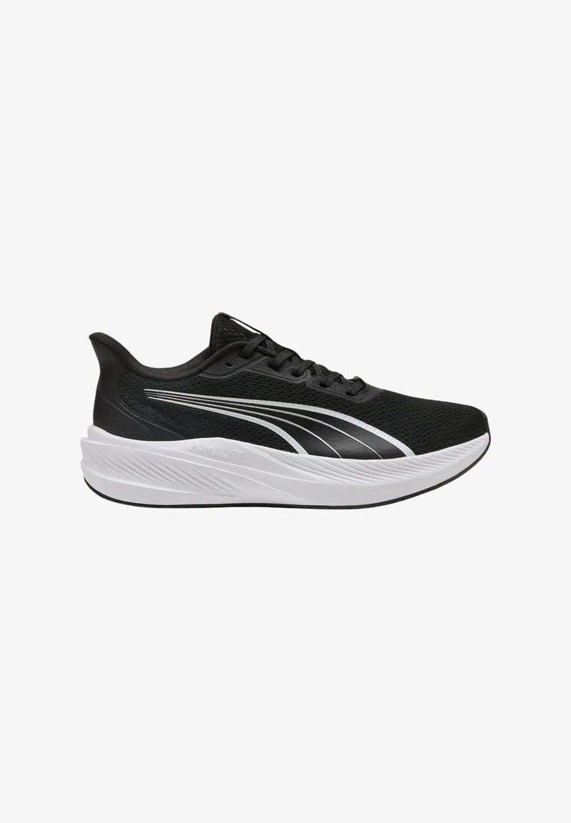 Chaussure de sport basse noire avec semelle blanche et détail argenté, équipée d'une tige en mesh et d'une fermeture à lacets sur fond blanc.