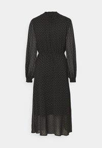 Schwarzes, langärmeliges Kleid mit transparenter Textur, das ein sich wiederholendes goldfarbenes Kettenmuster aufweist und einen gerafften Ausschnitt hat. Midi-Länge mit fließender Silhouette.