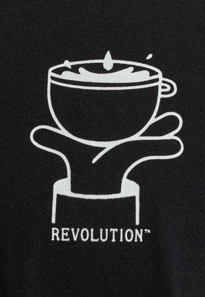 Zwarte stof met een witte afbeelding van een beker boven een gestileerde hand, met het woord "REVOLUTION™" gedrukt onder het ontwerp.