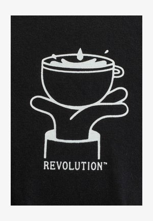 Zwarte stof met een witte afbeelding van een beker boven een gestileerde hand, met het woord "REVOLUTION™" gedrukt onder het ontwerp.