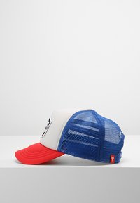 Gorra de béisbol con visera roja, parte frontal blanca y parte trasera de malla azul. Presenta un logo en la parte delantera y una pequeña etiqueta en el lado.