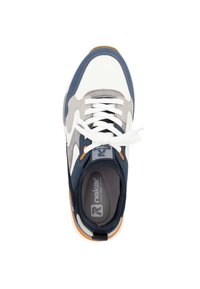 Sneaker blu navy, grigio e bianco con tomaia in rete, suola in gomma e chiusura con lacci. Presenta dettagli arancioni e un collare imbottito per il comfort.