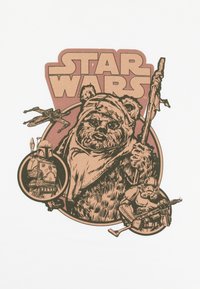 Grafika ze Star Wars zobrazuje Ewoka v hnědo-bežovém barevném schématu, jak drží klacek. Kolem něho jsou postavy Boba Fetta a Stormtroopera.