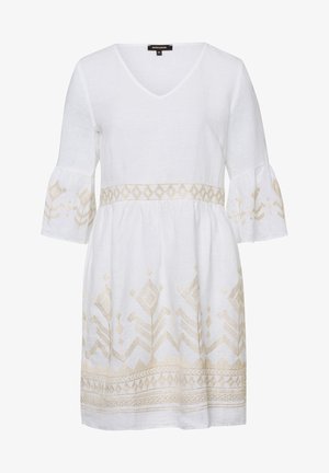 Robe blanche longueur genou avec décolleté en V, manches cloche 3/4 et broderie géométrique beige sur les manches, la taille et l'ourlet.