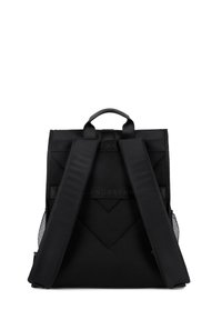 Sac à dos noir en matériau en maille texturée, avec des bretelles rembourrées, une poignée supérieure et un design géométrique sur le corps principal.