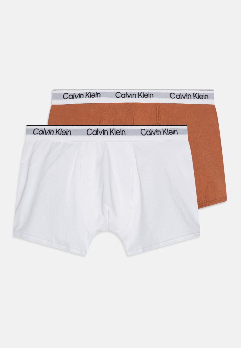 Dve pari bokseric; ena bela in ena rjavordeča. Obe imata črno-belo elastično tačko z napisom "Calvin Klein".