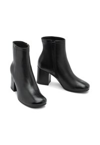 Botine negre din piele, cu o textură netedă, având închidere cu fermoar, vârf rotund și toc chunky.