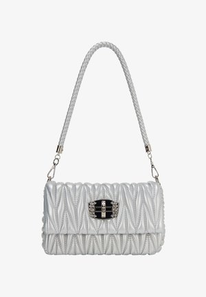 Srebrna torebka plisowana z plecionym paskiem, z zapięciem zdobionym czarnymi i kryształowymi akcentami. Gładka, błyszcząca faktura o wyraźnie zarysowanej formie.