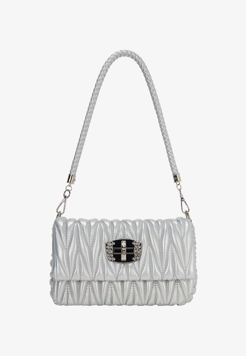 Ezüst pliszírozott kézitáska, fonott pánttal, fekete és kristály díszítésű csattal. Simább, fényes textúra, jól definiált forma.